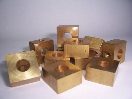 Piezas cuadradas en latón