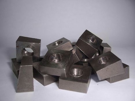 Piezas cuadradas en hierro